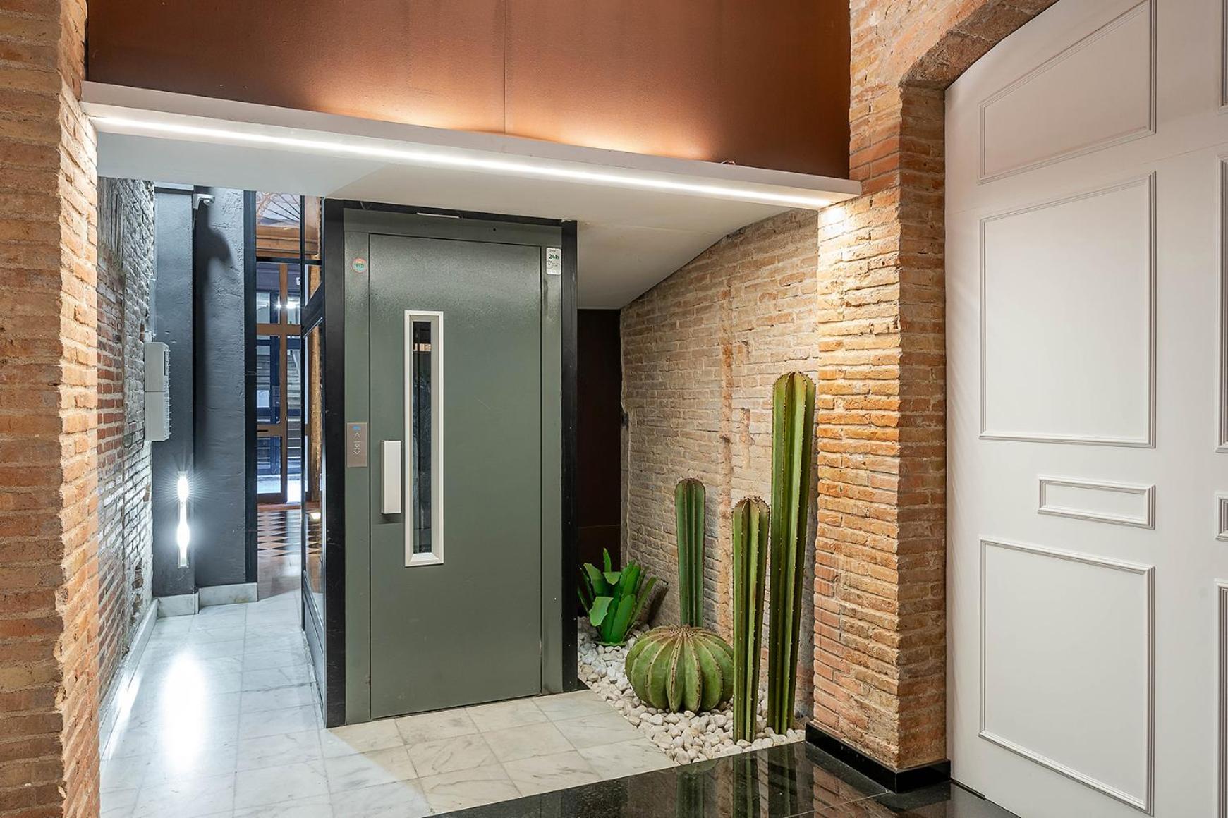 Enjoybcn Colon Apartments — Photos 1